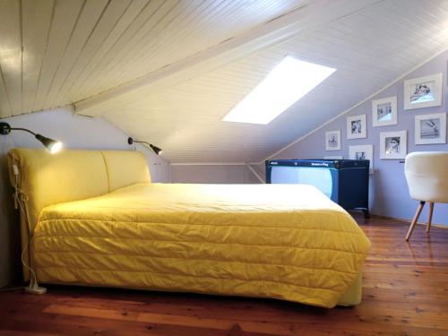 Ένα ή περισσότερα κρεβάτια σε δωμάτιο στο Relaxed Attic in the Old Town