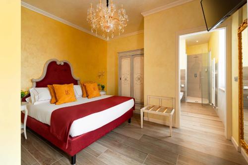 a bedroom with a bed and a dresser at Relais Empire in Verona