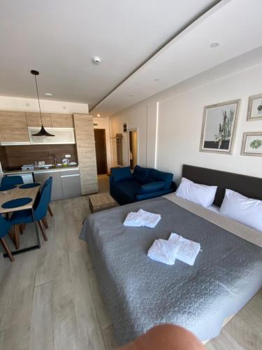 sypialnia z dużym łóżkiem i kuchnią w obiekcie Mount Apartments Milmari w mieście Kopaonik