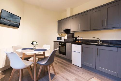 Η κουζίνα ή μικρή κουζίνα στο Blue Door Apartments