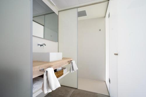 łazienka z umywalką i prysznicem w obiekcie Alidreams Carmen Beach Apartamentos w mieście El Campello