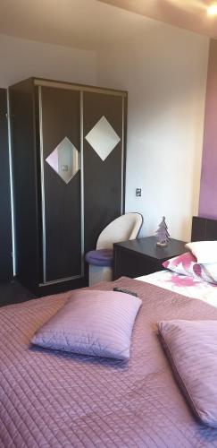 a bedroom with a large pink bed with a window at Willa Marion in Karpacz