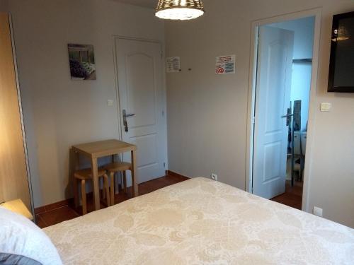 a bedroom with a bed and a small table at Les Terrasses de Valensole in Valensole