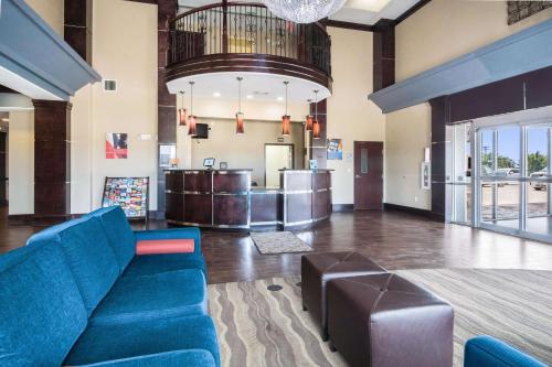 a lobby with a blue couch and a chandelier at Motel 6-Mineral Wells, TX in Mineral Wells