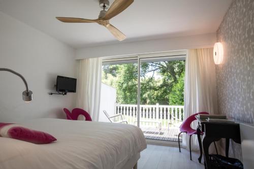 une chambre avec un lit, une fenêtre et un bureau dans l'établissement Château du Clair de Lune - Boutique Luxury Hotel, à Biarritz