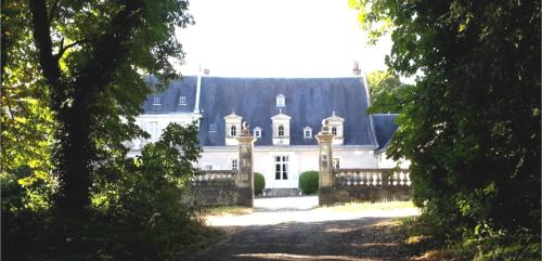 una vecchia casa con una recinzione di fronte di La Violiere a Rouziers-de-Touraine