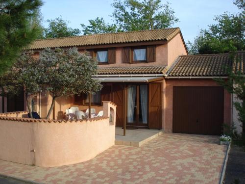 Domaine de vacances à 600m de la plage villa 2 chambres climatisées, 4 à 5 couchages, WIFI, 2 terrasses, parking , animations et piscines en supplément LRTAMB15