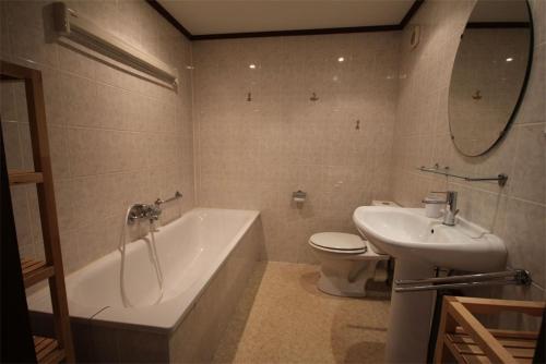 une salle de bain avec une baignoire, des toilettes et un lavabo dans l'établissement Domaine de vacances à 600m de la plage villa d'angle, climatisée, grande terrasse 3 chambres 7 couchages WIFI animations et piscines en supplément LRPDSO7, à Portiragnes