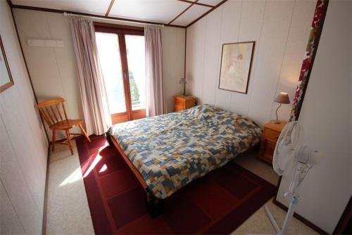 une petite chambre avec un lit et une fenêtre dans l'établissement Domaine de vacances à 600m de la plage villa d'angle, climatisée, grande terrasse 3 chambres 7 couchages WIFI animations et piscines en supplément LRPDSO7, à Portiragnes