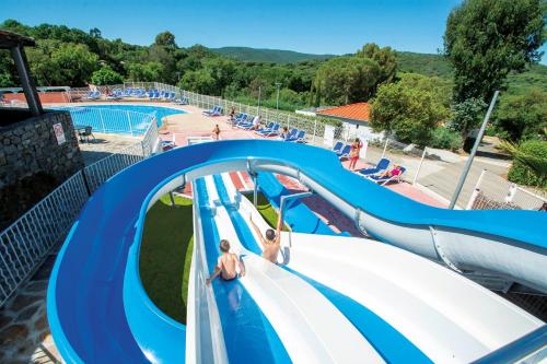 a water slide at a water park at Camping Montana Parc - Gassin Golfe de St Tropez - Maeva in Gassin