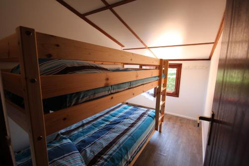 - une chambre avec 2 lits superposés dans une maison dans l'établissement Domaine de vacances à 600m de la plage villa 3 chambres climatisées 7 couchages WIFI terrasse parking animations et piscines en supplément LRPDSR8, à Portiragnes