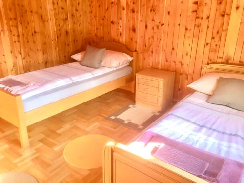Voodi või voodid majutusasutuse Alpen-Sonne toas