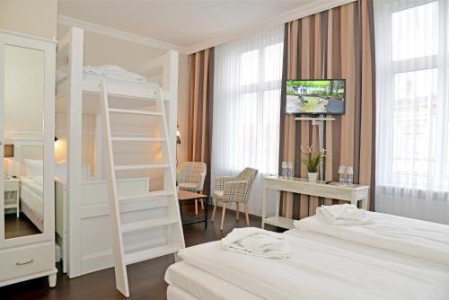 Tempat tidur dalam kamar di Hotel Stralsund