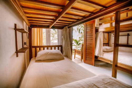 En eller flere senge i et værelse på Nuansa Penida Hostel