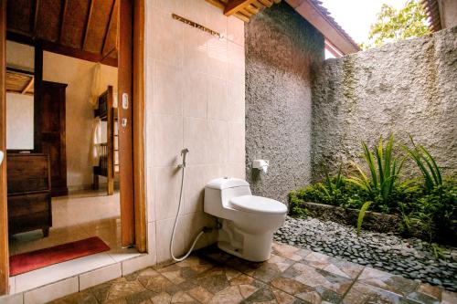 Et badeværelse på Nuansa Penida Hostel