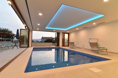 Bazén v ubytování Villa Muskatel KRK -with heated covered pool nebo v jeho okolí