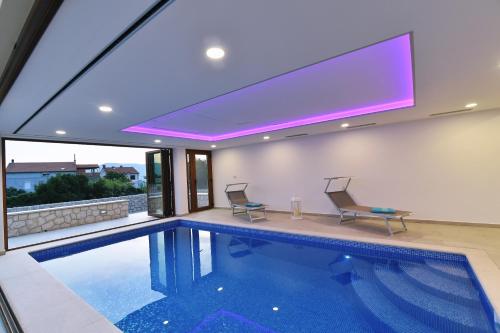 Bazén v ubytování Villa Muskatel KRK -with heated covered pool nebo v jeho okolí