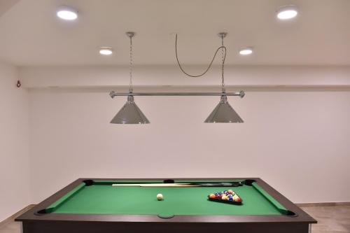 Biliár nebo kulečník v ubytování Villa Muskatel KRK -with heated covered pool