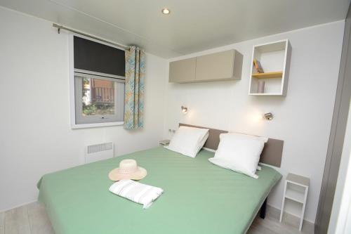 En eller flere senge i et værelse på Camping Montana Parc - Gassin Golfe de St Tropez - Maeva