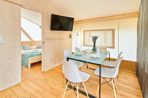 Una televisión o centro de entretenimiento en Camping Park Umag Glamping