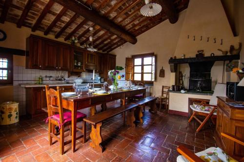 カスティリオーン・フィオレンティーノにあるCollina dei Fioriのキッチン(テーブル、椅子付)