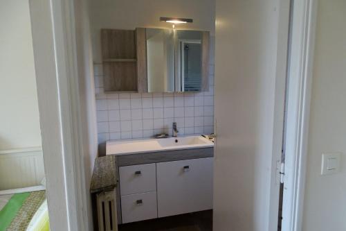 a bathroom with a sink and a mirror at Studios proches de la mer plein soleil in Le Pradet