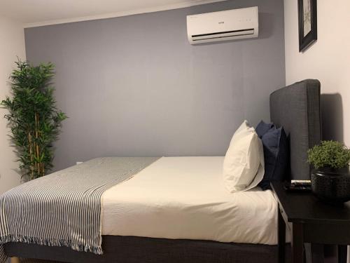 een slaapkamer met een bed met een radiator en een tafel bij Olá Lisbon - Bairro Alto II in Lissabon