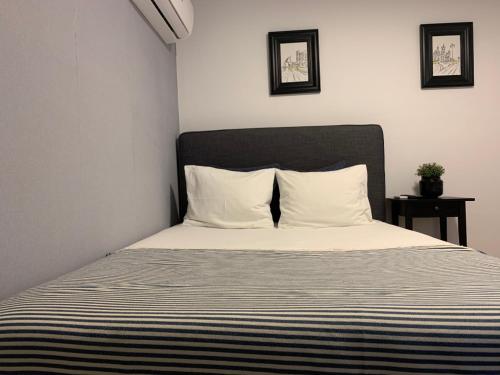 een bed met witte kussens en een zwart hoofdeinde bij Olá Lisbon - Bairro Alto II in Lissabon