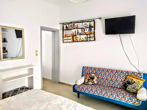 ein Wohnzimmer mit Couch und Flachbildfernseher in der Unterkunft Zamboli in Chania