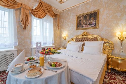 Cama o camas de una habitación en Petrovsky Prichal Hotel & SPA