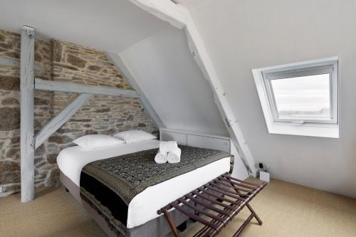 une chambre avec un lit et une fenêtre dans l'établissement Le Marco Polo by Cocoonr, à Saint-Malo