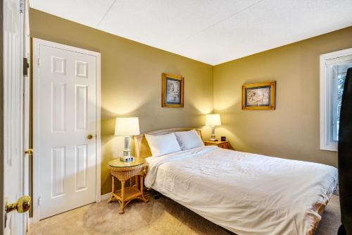 1 dormitorio con 1 cama, 2 lámparas y puerta en Wintergreen, en Blue Mountains