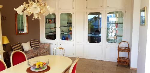 a living room with a table and a couch at Sonniges Paradies mit Seeblick und Panoramaterrasse in Lugano