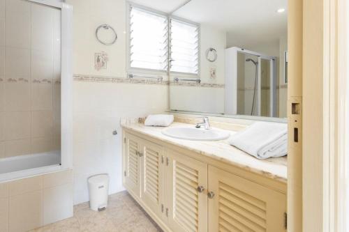 W łazience znajduje się umywalka i lustro. w obiekcie S Olivera w mieście Port de Soller