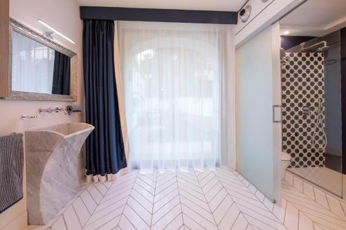 un bagno con vasca e lavandino di The Ivy Villa a Sant'Agnello