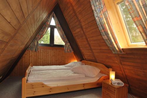 Tempat tidur dalam kamar di Holiday park- Nurdach