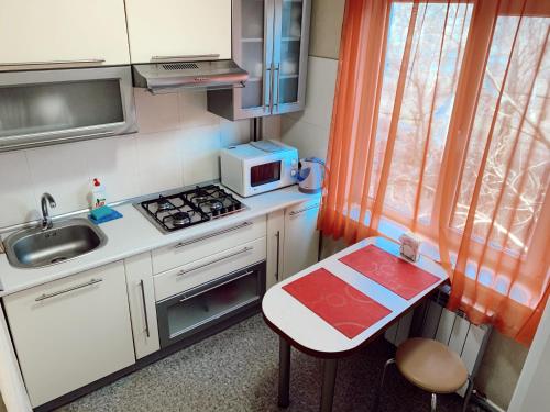 ザポリージャにあるApartment - 4А Zaporizka Streetの小さなキッチン(テーブル、電子レンジ付)