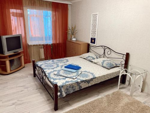 ザポリージャにあるApartment - 4А Zaporizka Streetの小さなベッドルーム(ベッド1台、テレビ付)