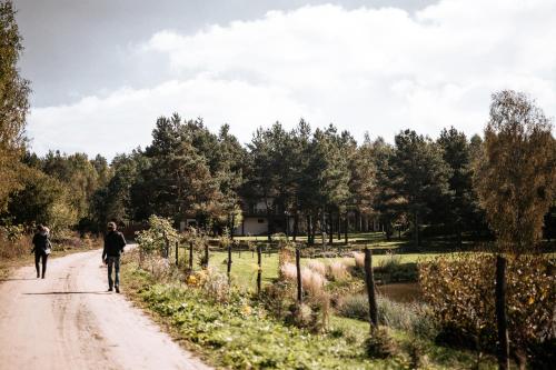 two people walking down a dirt road at Rentynówka in Gietrzwałd