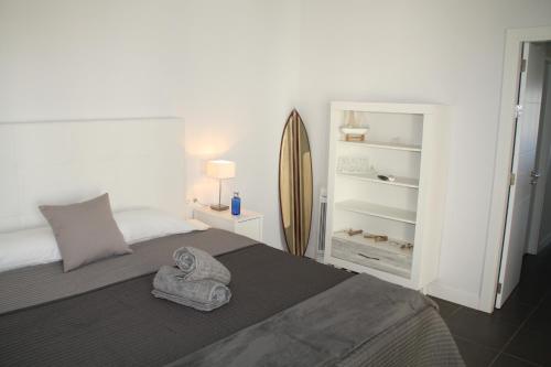 - une chambre avec un lit et une serviette dans l'établissement Casa Skadi, à Villaverde