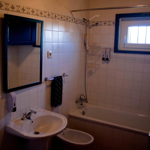 un bagno con lavandino e vasca da bagno di Quinta do Chãozinho ad Alijó