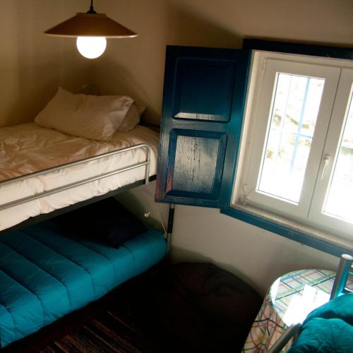 una piccola stanza con un letto a castello e una finestra di Quinta do Chãozinho ad Alijó