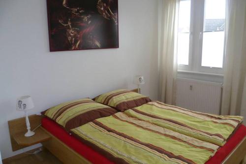 1 dormitorio con 1 cama y una foto en la pared en Villa Greve - Maisonette Suite en Bad Salzuflen