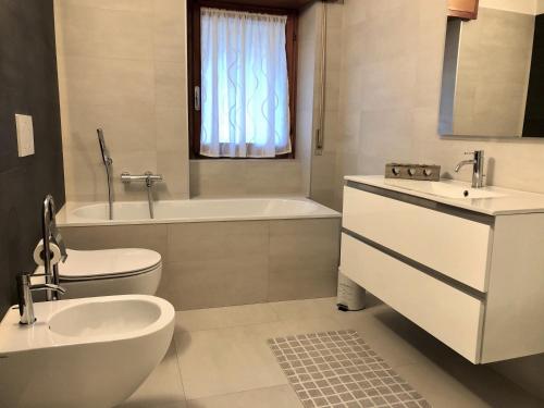Ett badrum på Attico Lussuoso : Villa Letizia