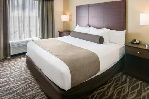 מיטה או מיטות בחדר ב-Cobblestone Hotel & Suites - Janesville