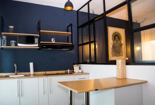 une cuisine avec des murs bleus et un comptoir en bois dans l'établissement Hotel Romance Morelia, à Morelia