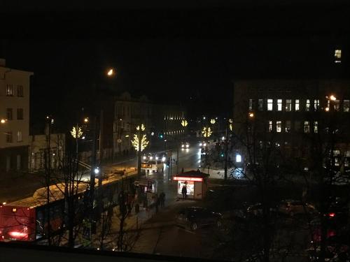 eine Stadtstraße in der Nacht mit Straßenbeleuchtung in der Unterkunft R plius "Easy Kaunas" in Kaunas