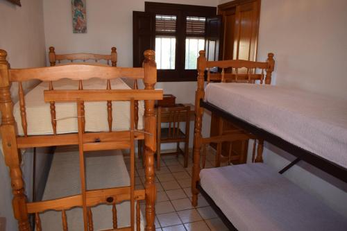 - une chambre avec 2 lits superposés et une fenêtre dans l'établissement Anacasa Villa Faig Playa Burguera Terranova CH2500, à Oliva