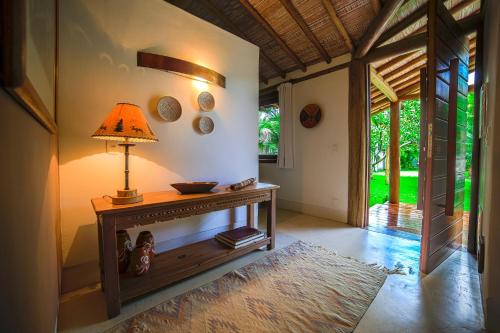 a living room with a table with a lamp on it at Hotel e Resort Villas de Trancoso in Trancoso