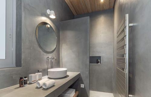 KEROMOUSSI SEASIDE BOUTIQUE HOTEL - Adult only tesisinde bir banyo